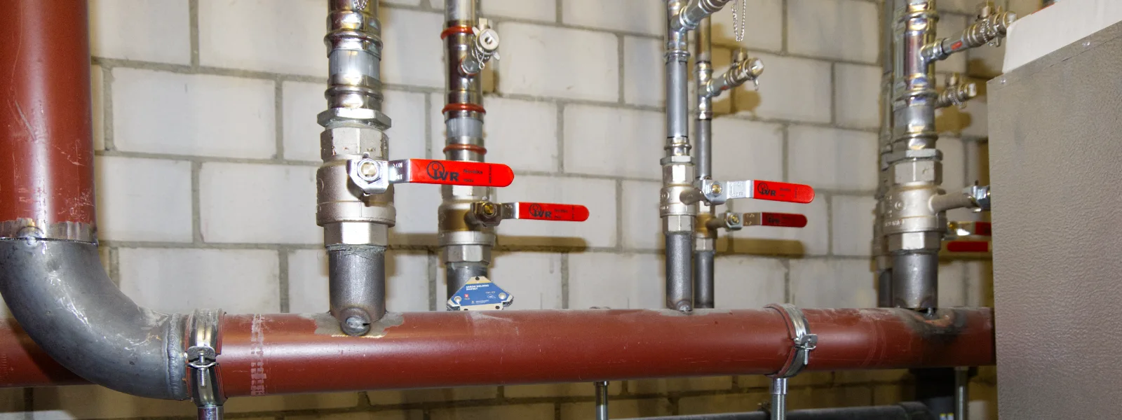 Rohrleitungen und Absperrventile für Sanitär- und Gebäudetechnik