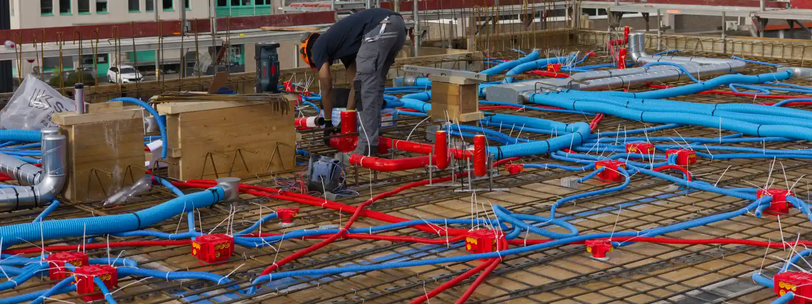 Fachgerechte Installation von Sanitär- und Haustechnikleitungen auf einer Baustelle