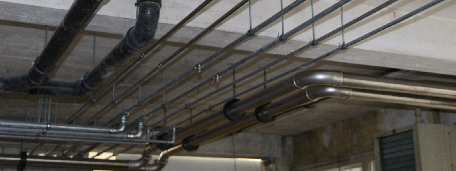 Installierte Heizungs- und Sanitärrohre 
