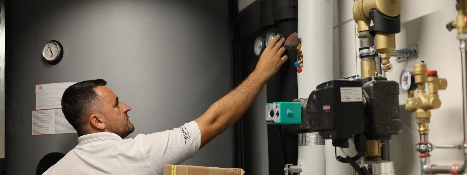 Servicetechniker bei der Wartung einer Heizungsanlage